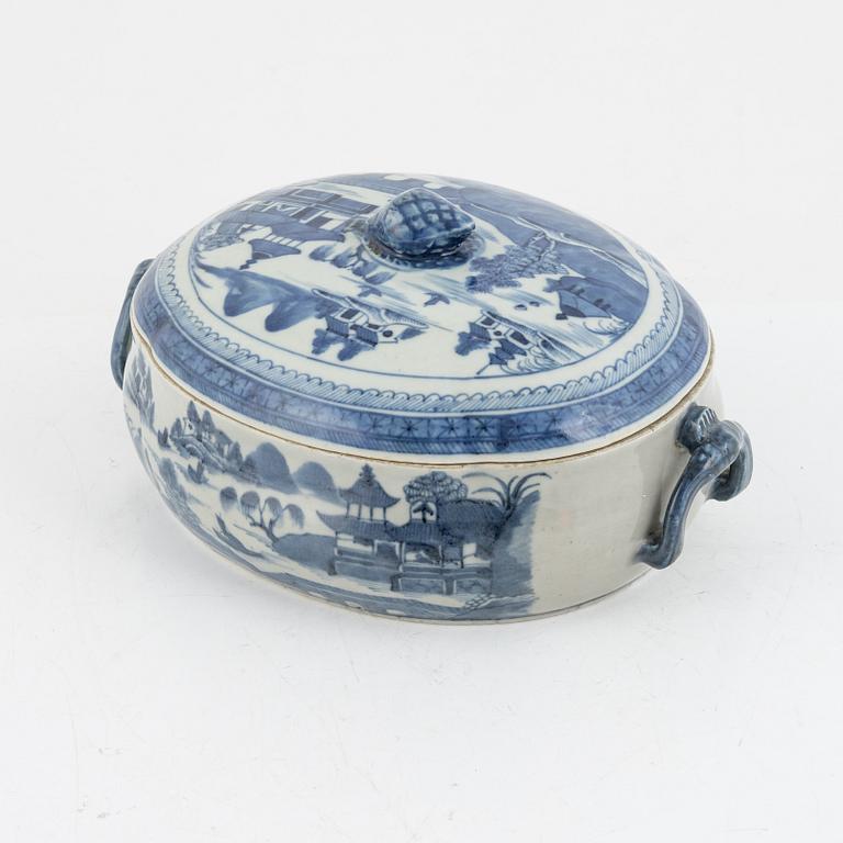 A blue and white Chinese export tureen with cover, Qingdynasty, 19th century.