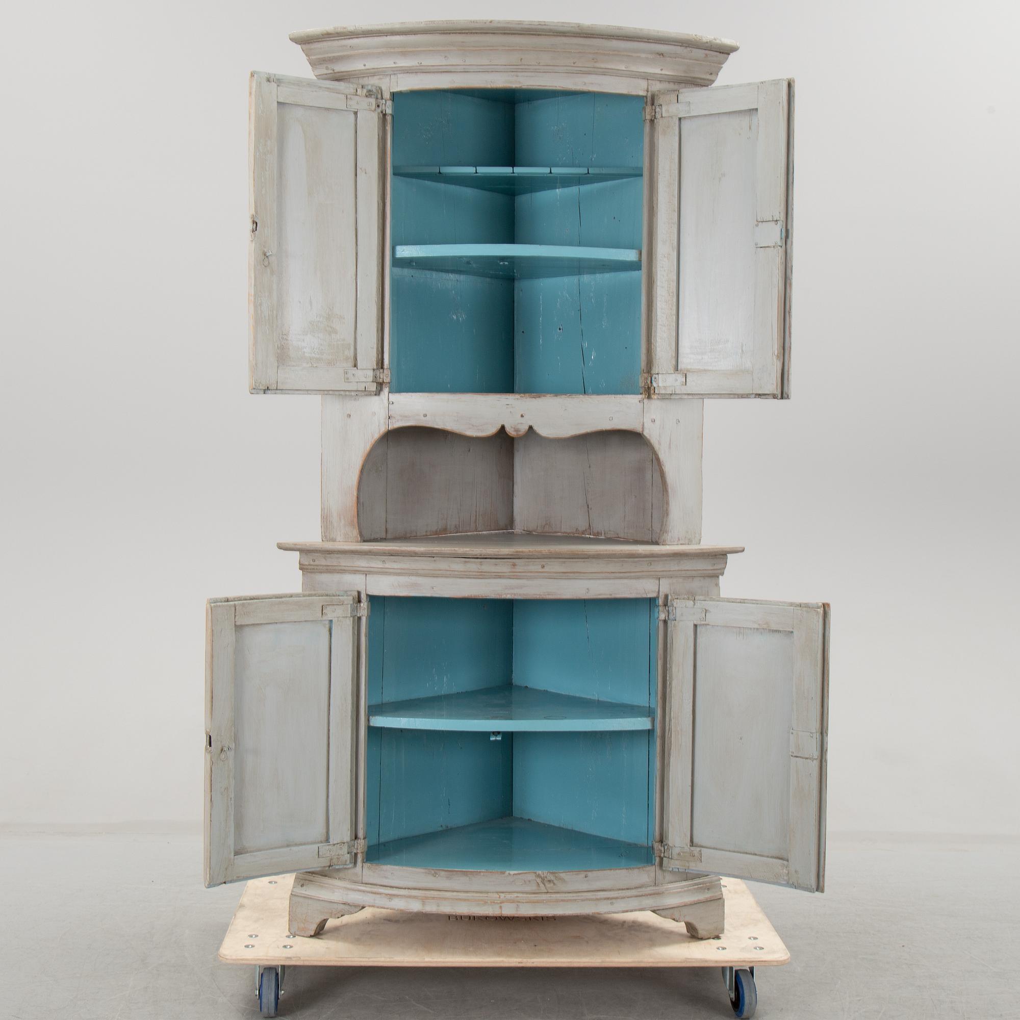 HÖRNSKÅP, 1800-talets första hälft.