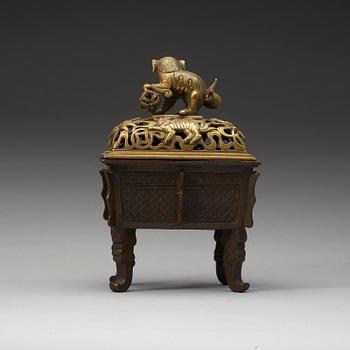 A bronze cencer with later cover. Ming dynasty and Qing dynasty.