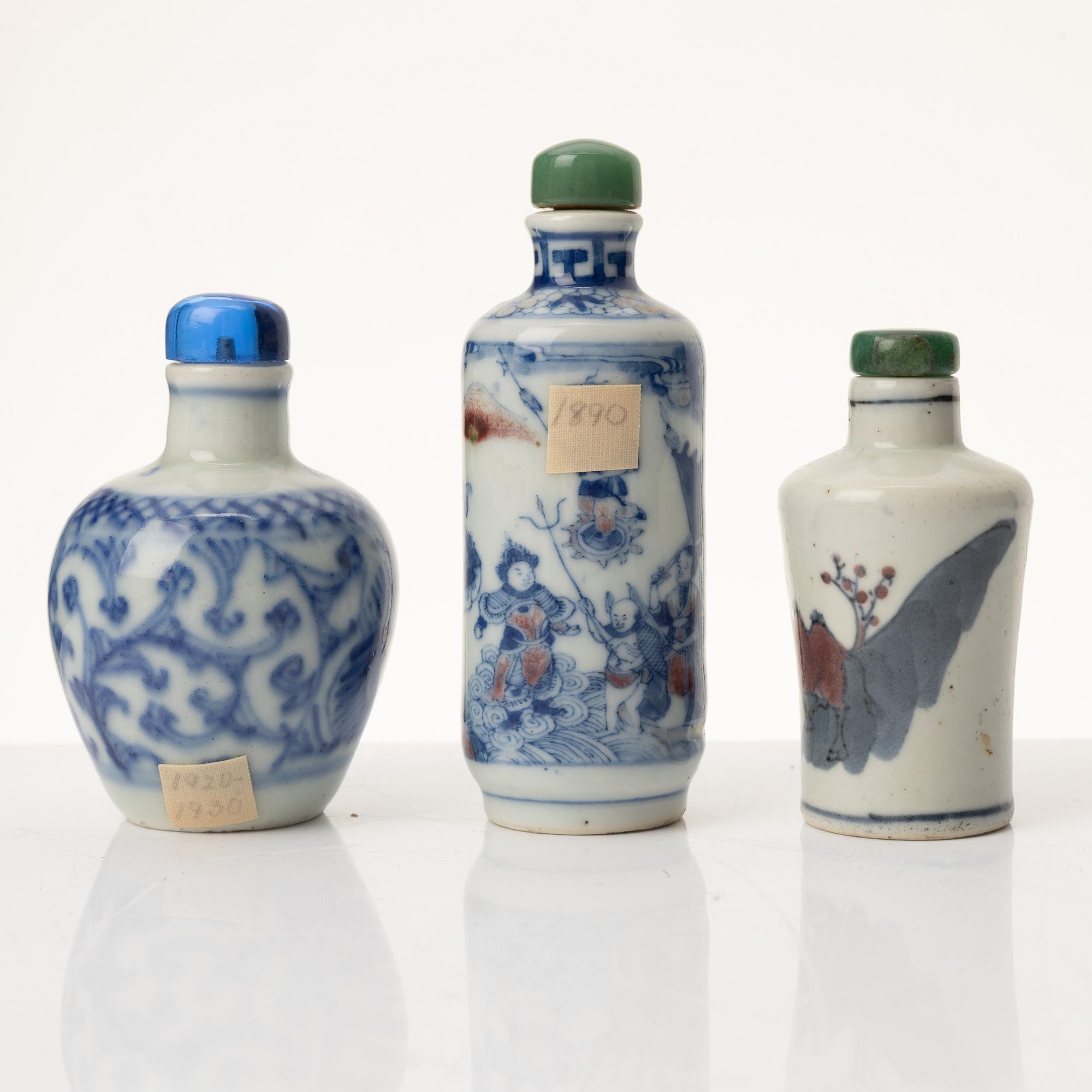 A group of seven Chinese porcelain snuff bottles, late Qing dynasty and 20th century.