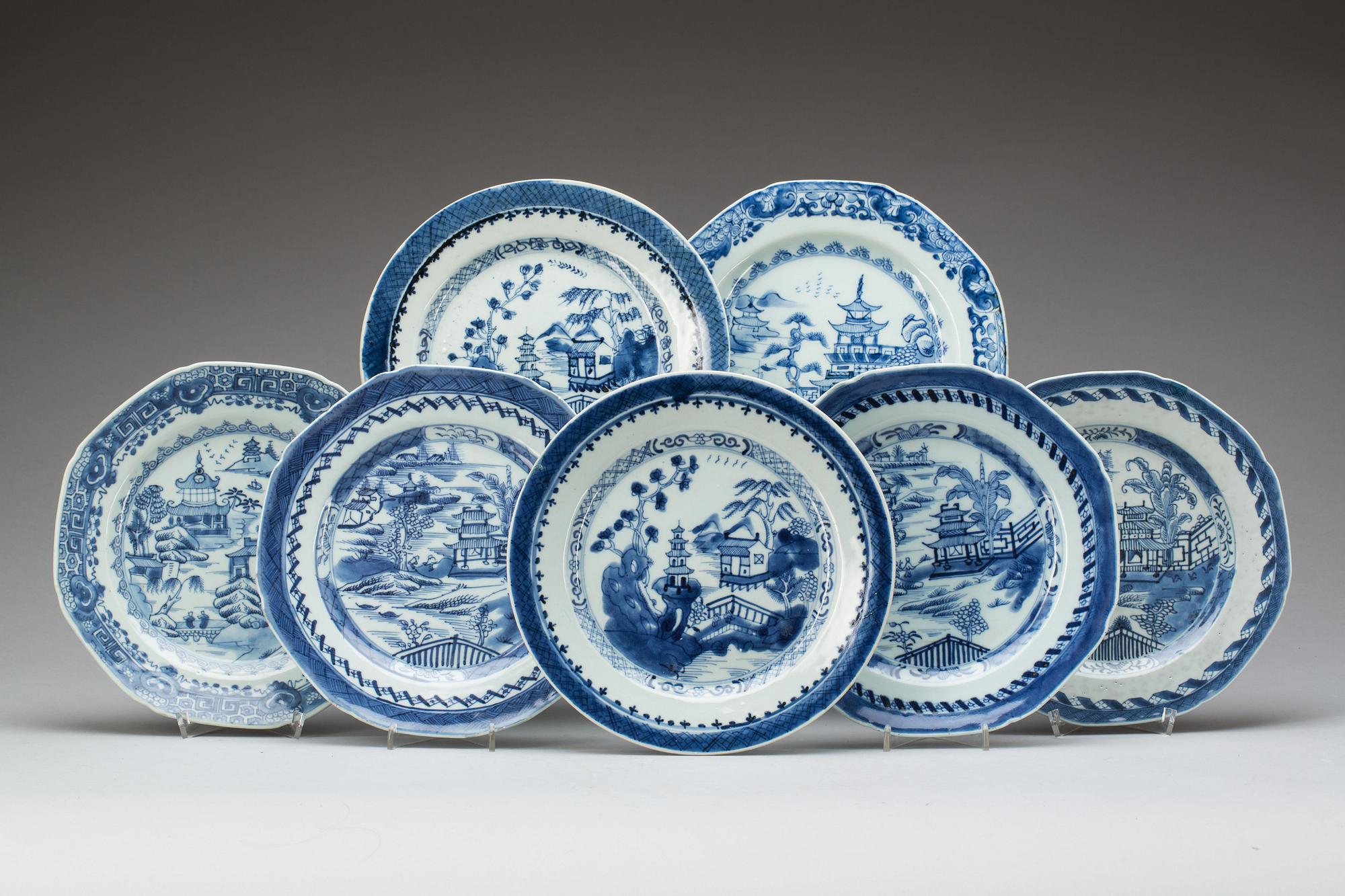 TALLRIKAR, 7 st olika, porslin, Kina, 1800-tal.