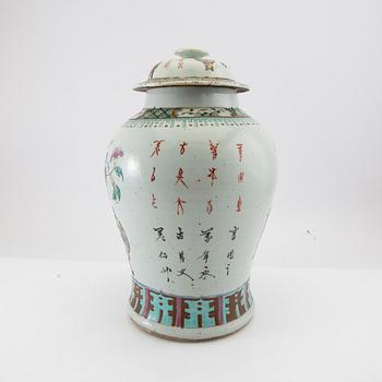 Lock urn China 19th century porcelain.