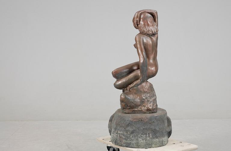 SKULPTUR/FONTÄN, troligen bemålad cement, signerad Gino Manca och daterad 1970.