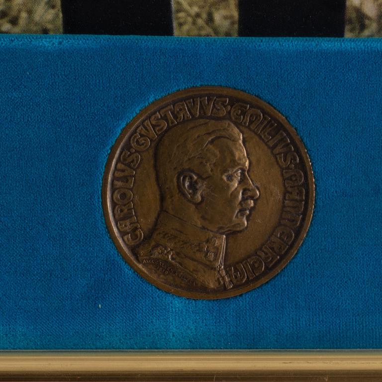 FOTOGRAFI / MINNESPLAKETT över Mannerheim, okänd, fotograf.