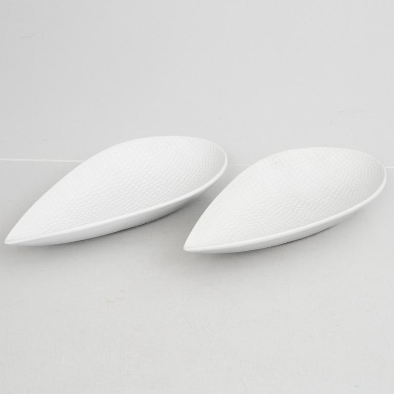 Stig Lindberg, a set of two stoneware vases, and two dish, "Reptil" and a vase "Fjäll", Gustavsberg 1953-63 and 1960-61.
