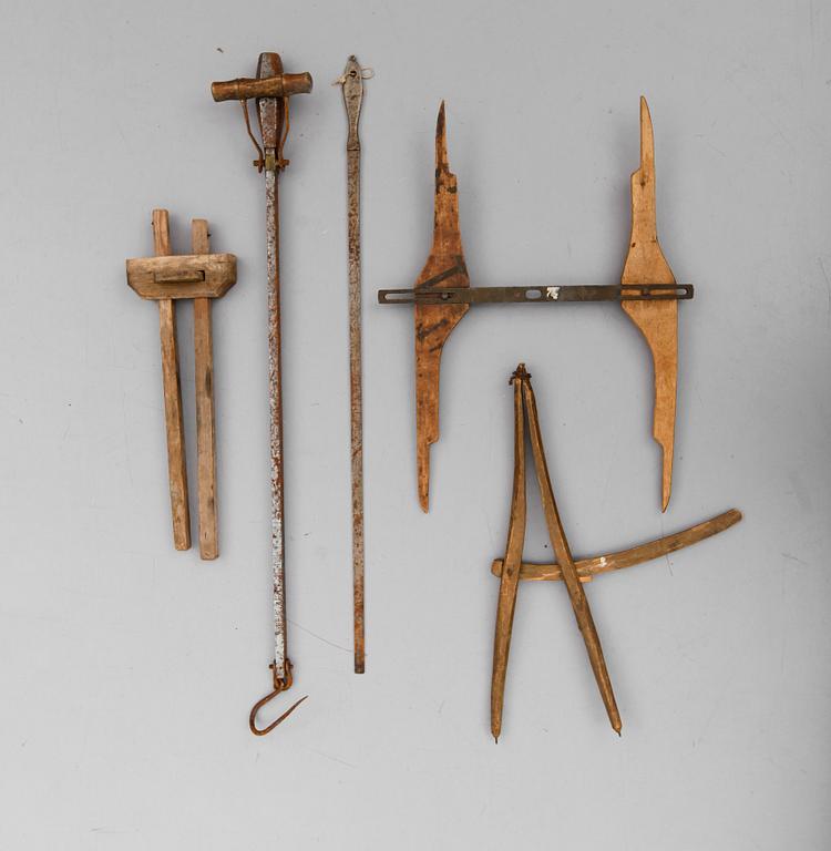 MÄTINSTRUMENT, 5 delar, allmoge, trä och smide, 1800-tal.