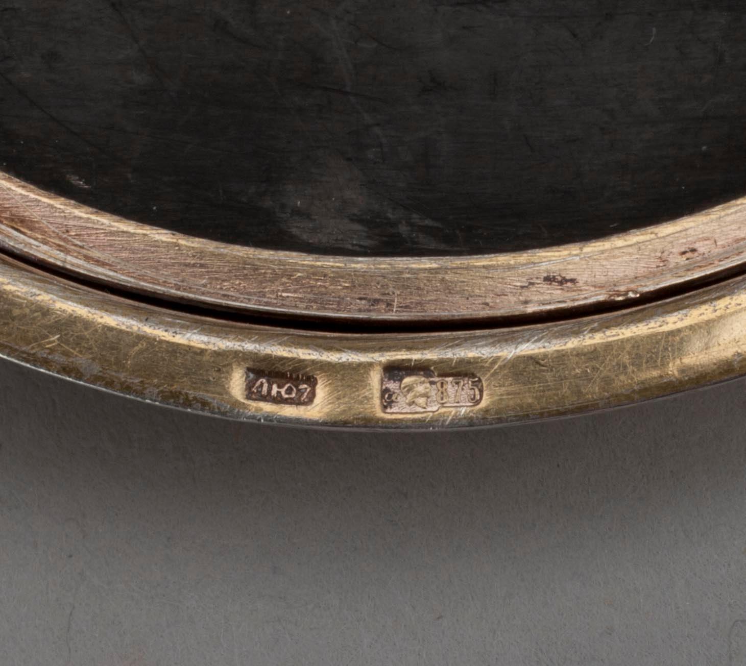 BROSCH, förgylld silver, onyx, glasspärla. Sovjetiska stämplar 1927-1954. Vikt 9,6 g.