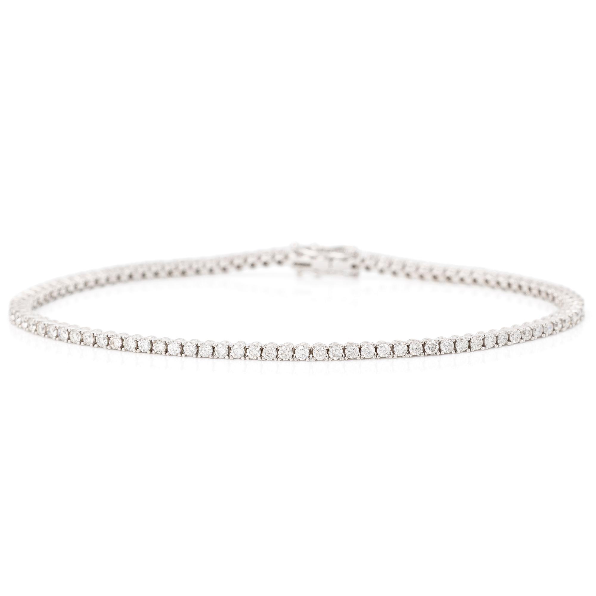 Tennisarmband 18K vitguld med briljantslipade diamanter.