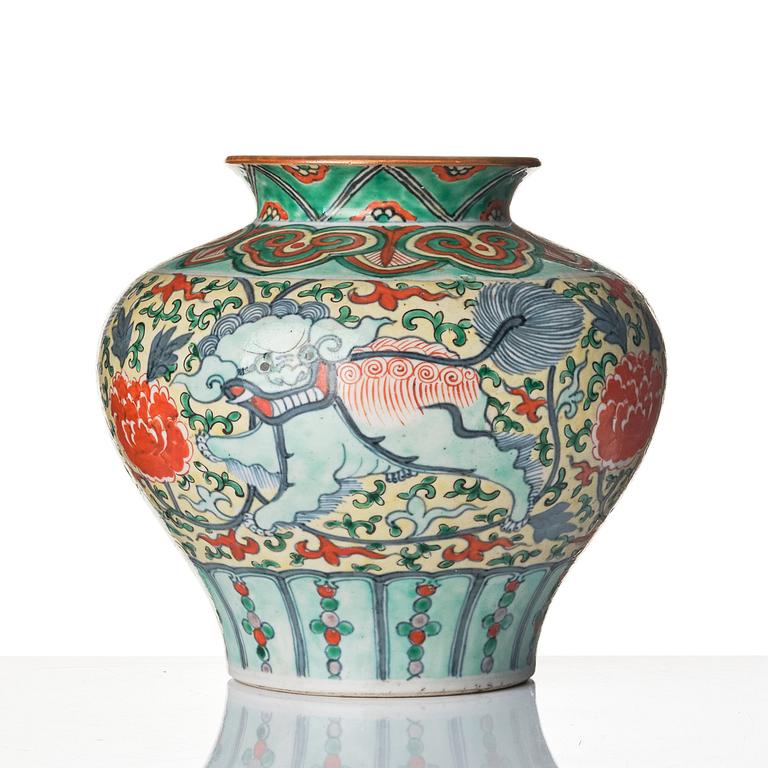 A wucai Transition style vase, Qing dynasty, 19th Century.