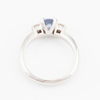 Ring in 14K gold with a faceted sapphire and round brilliant-cut diamonds.