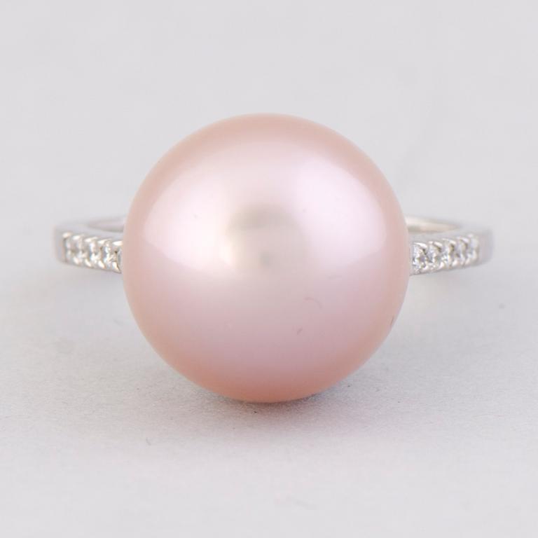 A RING, cultured pearl, diamonds, 18K white gold, import marks A. Tillander, Helsinki Finland.