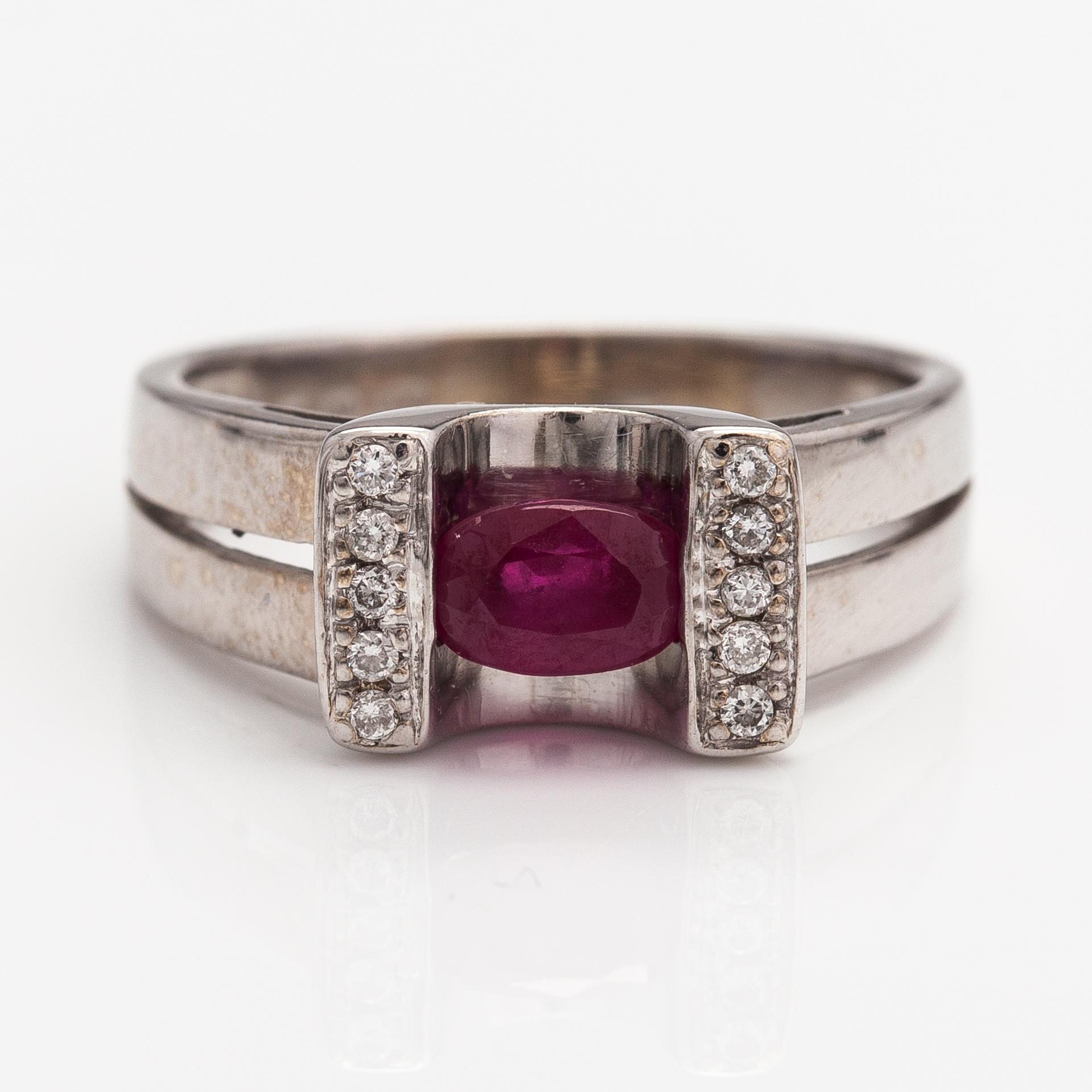 An 18K white gold ring with a ruby and diamonds ca. 0.067 ct in total.