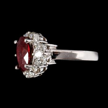 RING, 14 k vitguld, rubin ca 2.50-3.00 ct, navett- och briljantslipade diamanter.