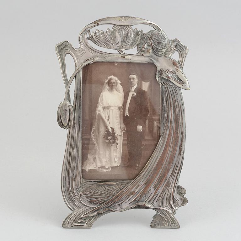 A pair of silver plated Art Noveau photo frames. Early 20th century.