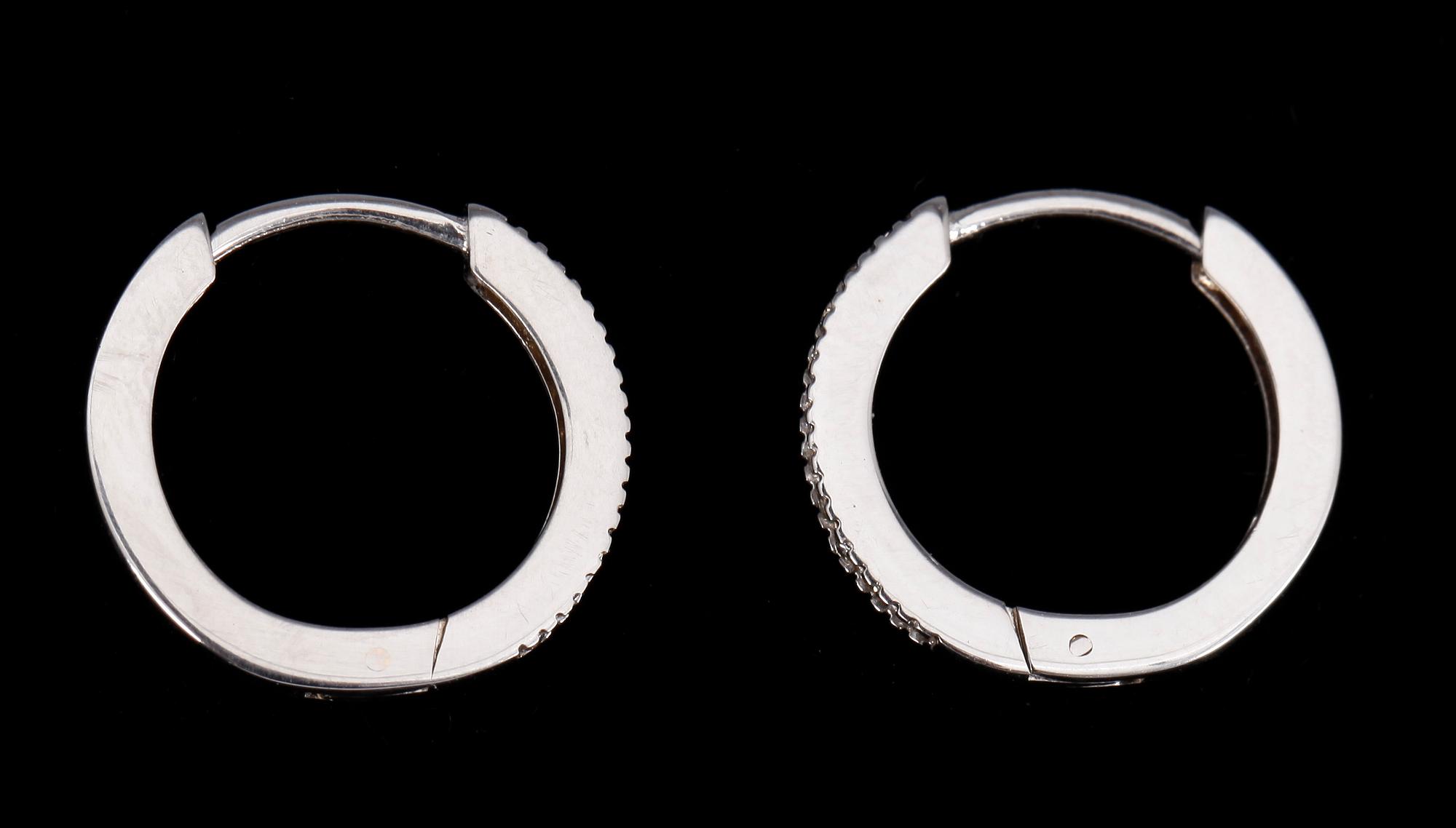 ÖRHÄNGEN, ett par, 14k vitguld med diamanter tot 0,20ct. Vikt ca 2,2 gram.