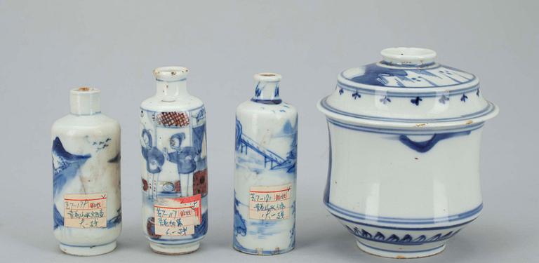 KOPP MED LOCK samt SNUSFLASKOR, 3 st, porslin, Kina, Qingdynastin 1800-tal.