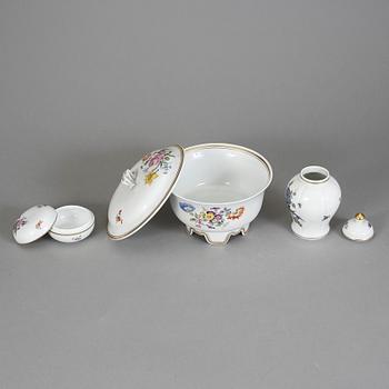 LOCKURNA, SKÅL MED LOCK OCH BONBONJÄR, porslin. Meissen, 1900-tal.