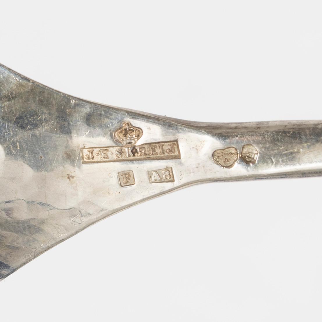 Eric Råström, lockskål, silver, Stockholm 1917, samt sked, J E Skreij, Falun 1927.
