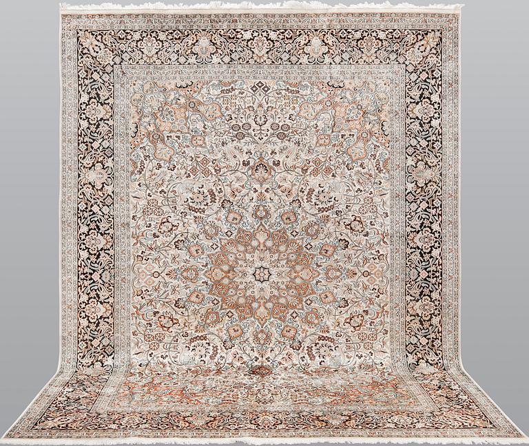A silk Kashmir carpet, ca 330 x 246 cm.