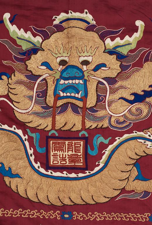 BRODERI på siden. 327,5 x 186 cm. Kina 1900-talets början.