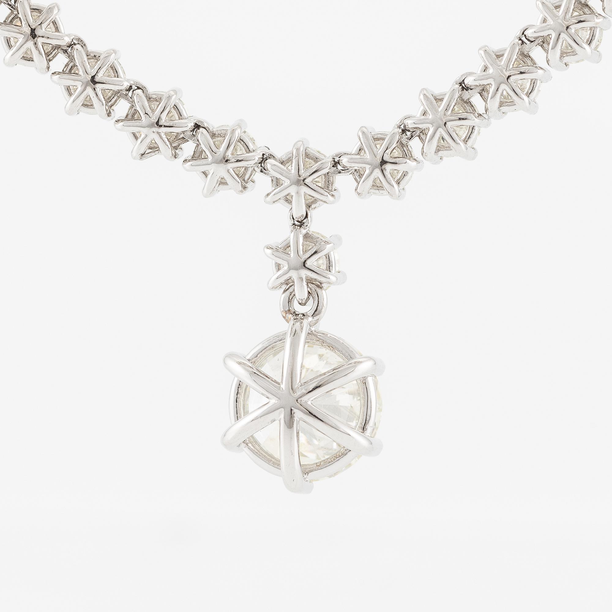Necklace, 18K white gold with brilliant-cut diamonds.