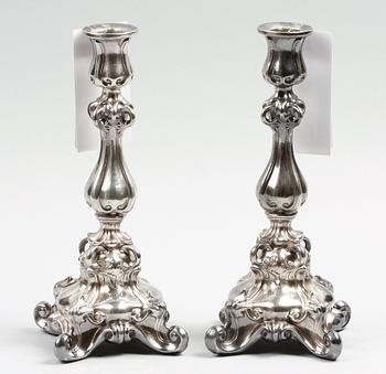 LJUSSTAKAR, ett par, nysilver, rokokostil, 1900-tal.