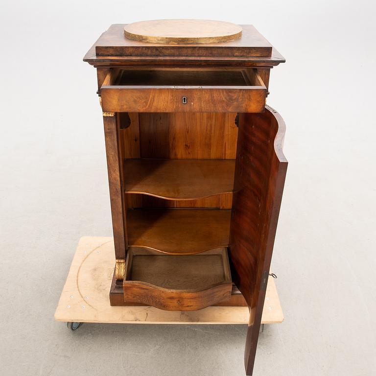 Skåp/Kolonnskåp Empire 1800-talets mitt Danmark.