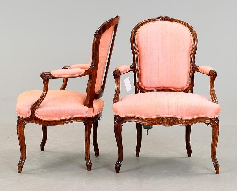 KARMSTOLAR, ett par, Louis XV, signerade J Delaunay (verksam 1764-1778), Paris, Frankrike.