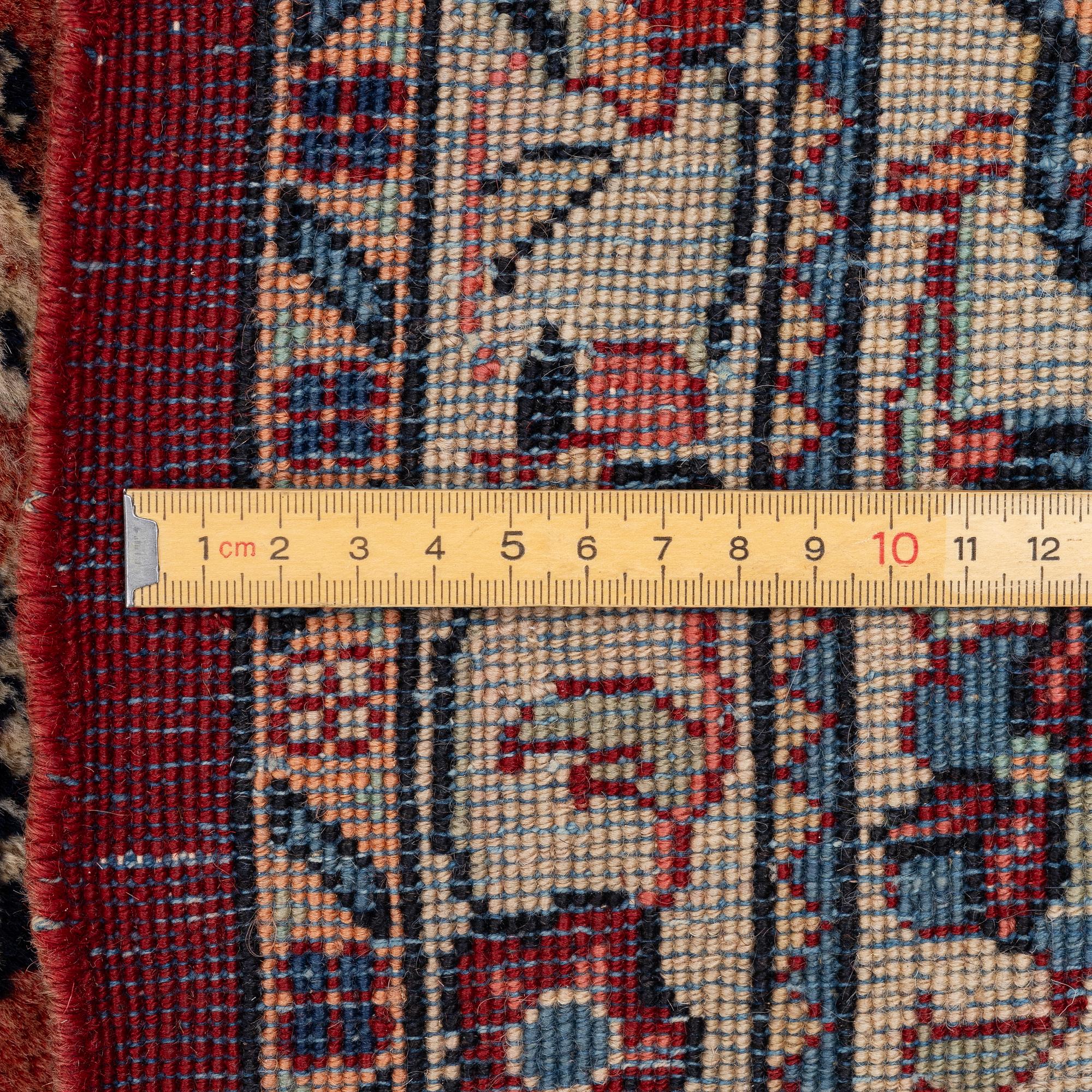 A Sarouk carpet, a. 310 x 210 cm.