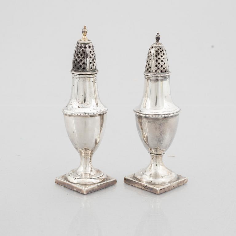 Two Shakers, of which one part with silver hallmarks London, England 1795.