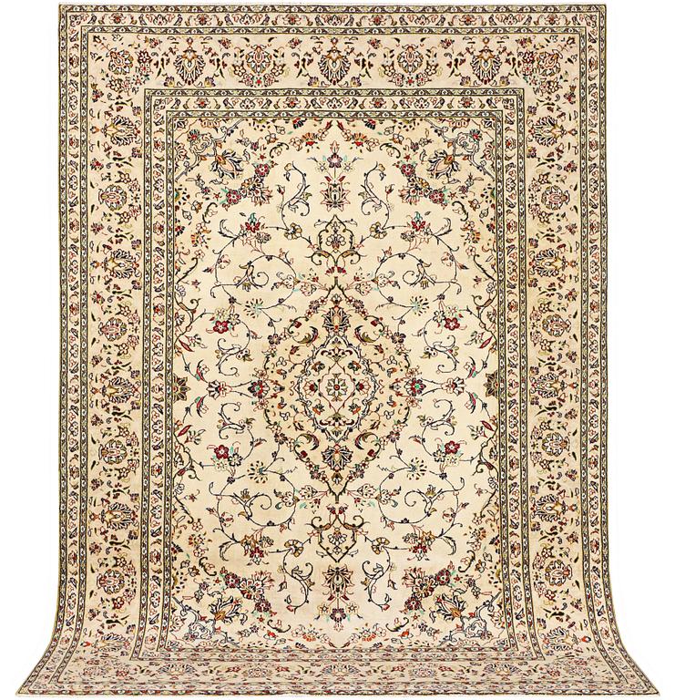 A Kashan carpet, a. 293 x 198 cm.