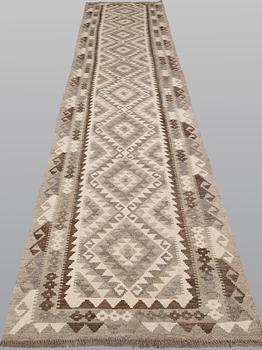 A Kilim runner, approx. 398 x 85 cm.