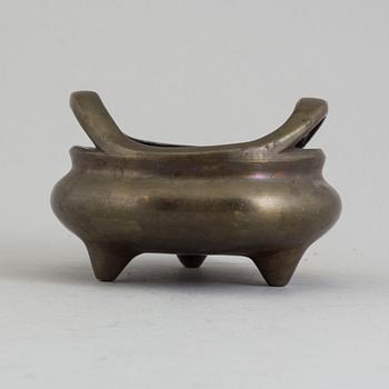 A Chinese bronze incense burner, 20th century.