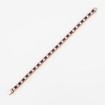 Armband 18K vitguld med rubiner och prinsesslipade diamanter.