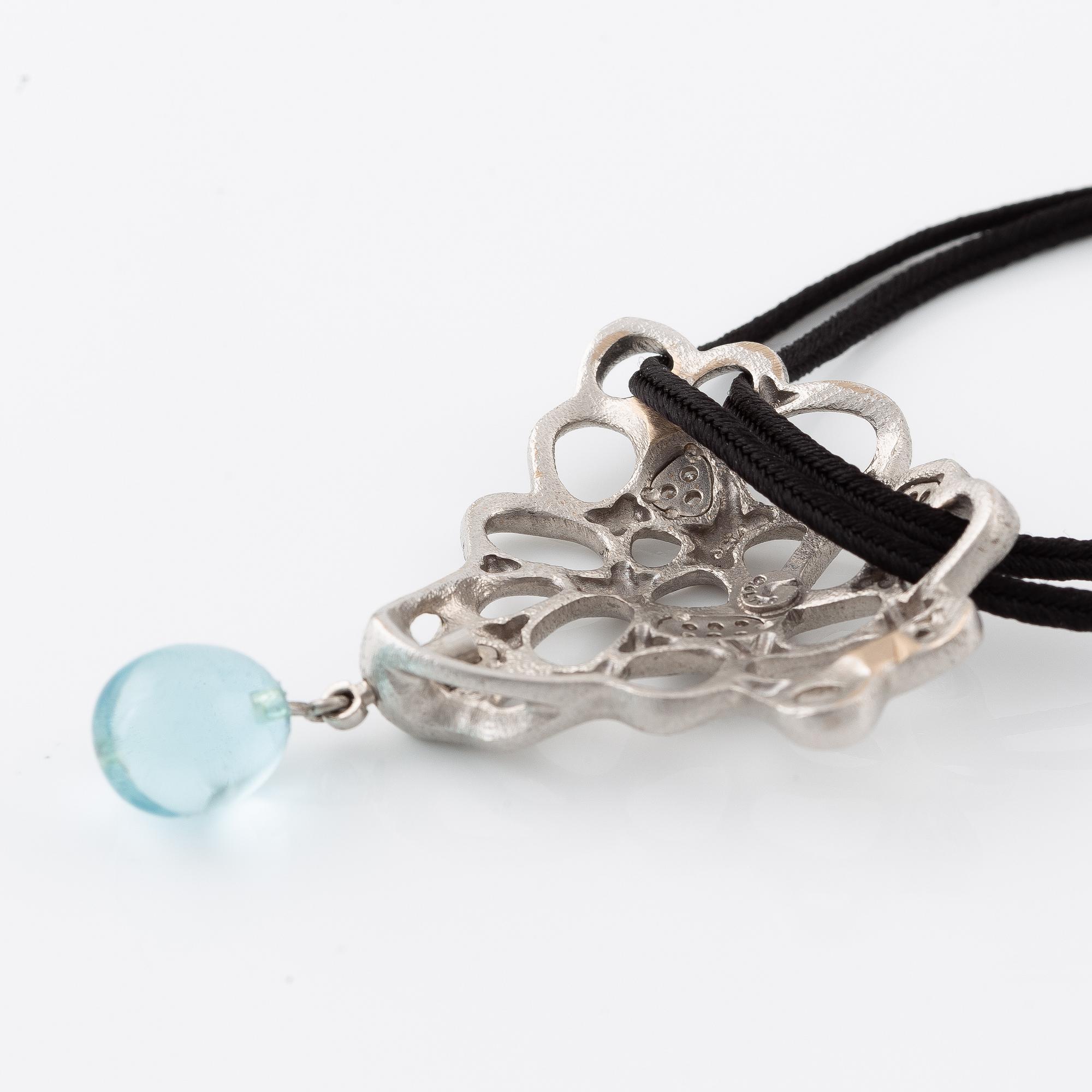 Ole Lynggard hängsmycke 18K vitguld med runda briljantslipade diamanter och en droppe av akvamarin.