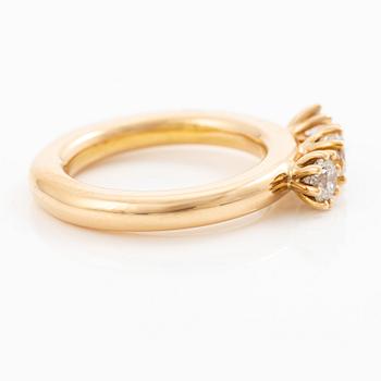 Ring in 18K gold with three diamonds 0.60 ct, 0.41 ct, and 0.40 ct. Accompanied by a report for each diamond.