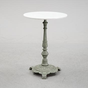 A cast iron garden table, 20th Century.