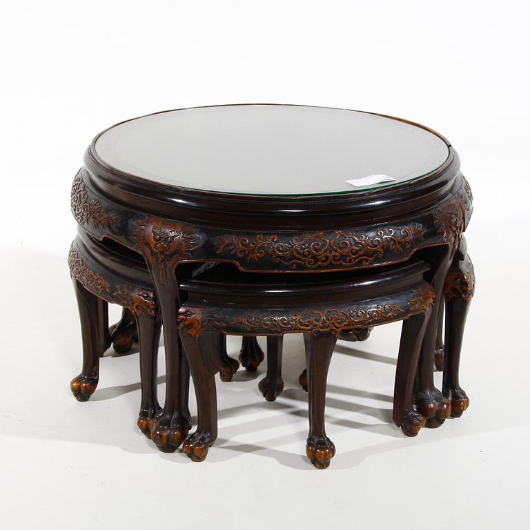 BORD MED FYRA PALLAR, orientaliskt, 1800/1900.