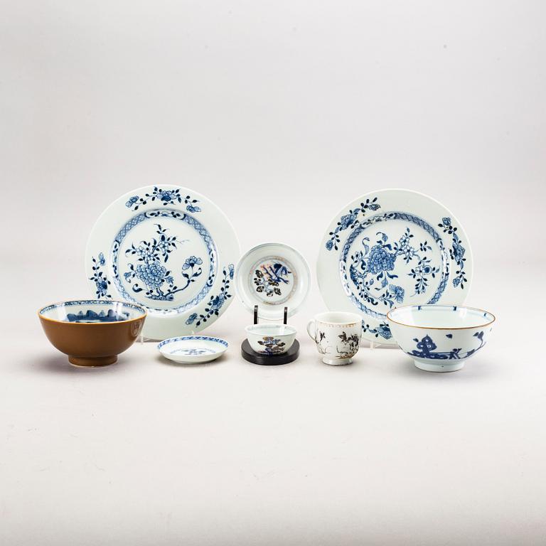 A set of 2 bowls, 2 plates and 2 cups and 2 saucers China Qianlong.