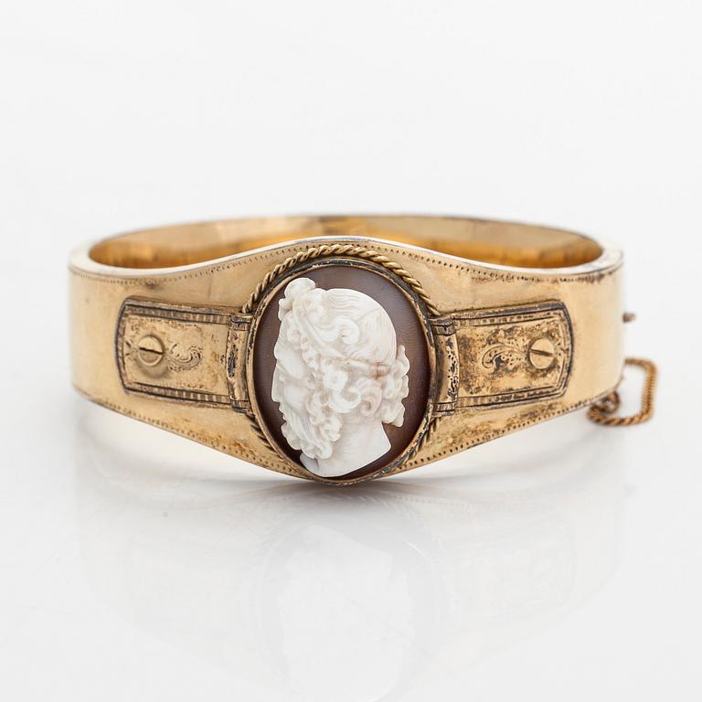 An 8K gold bracele with a cameo.