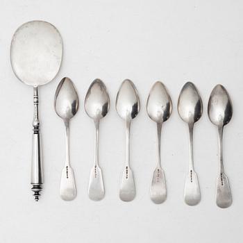 A silver server and six spoons, marks of Grachev, St Petersburg, and Helsingfors Juvel- och Filigranab, respectively.