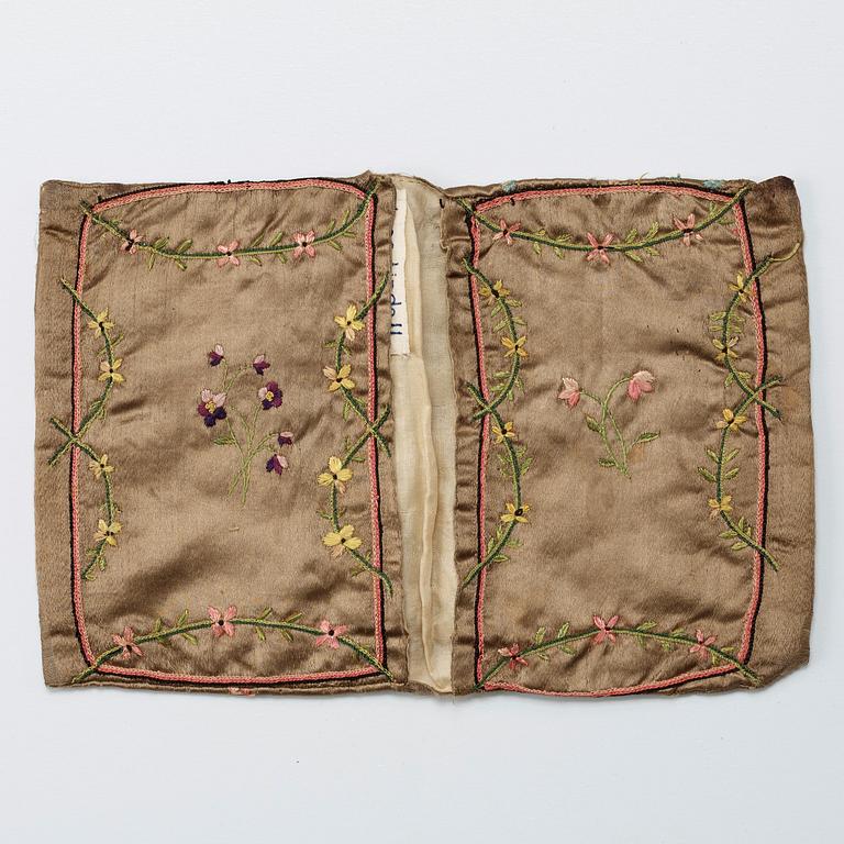 A WALLET, SILK. 15,5 x 12 cm. Sweden 1795.