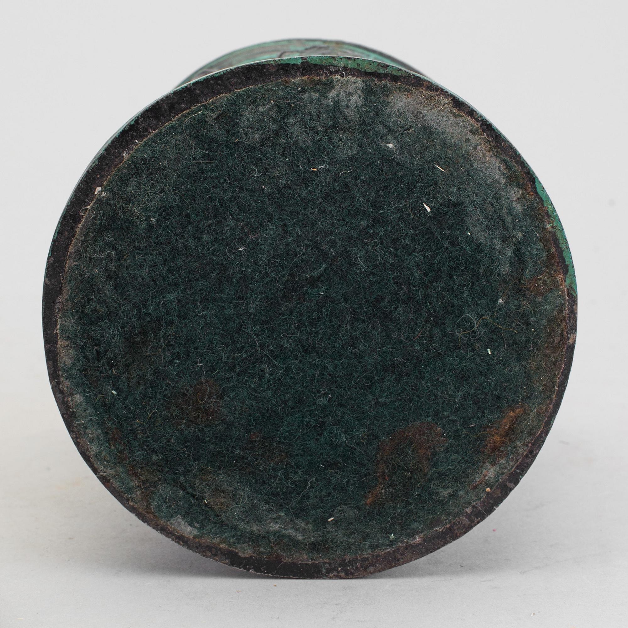 A tobacco jar, 20th century.