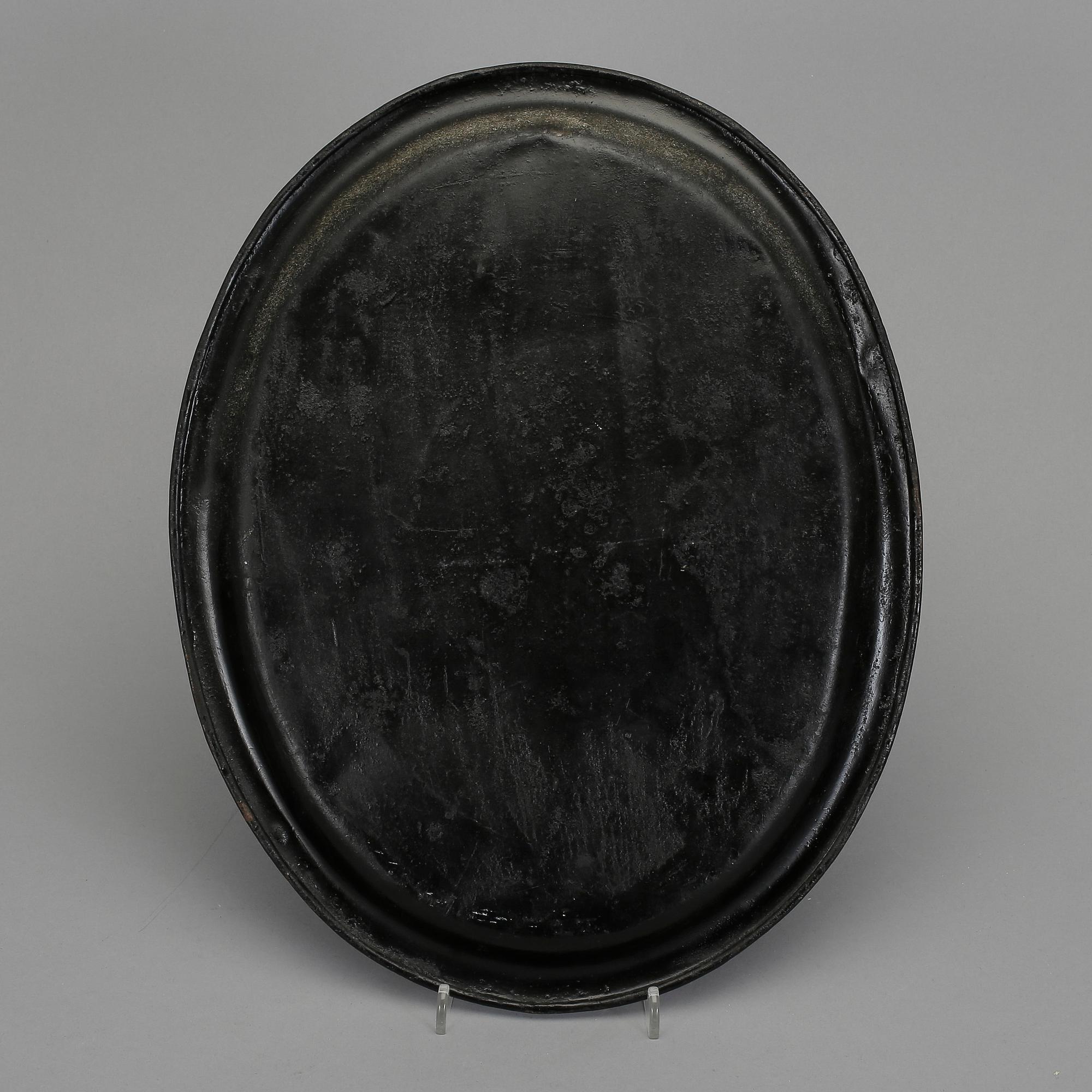 BRICKA, bemålad plåt. 1800-talets andra hälft.