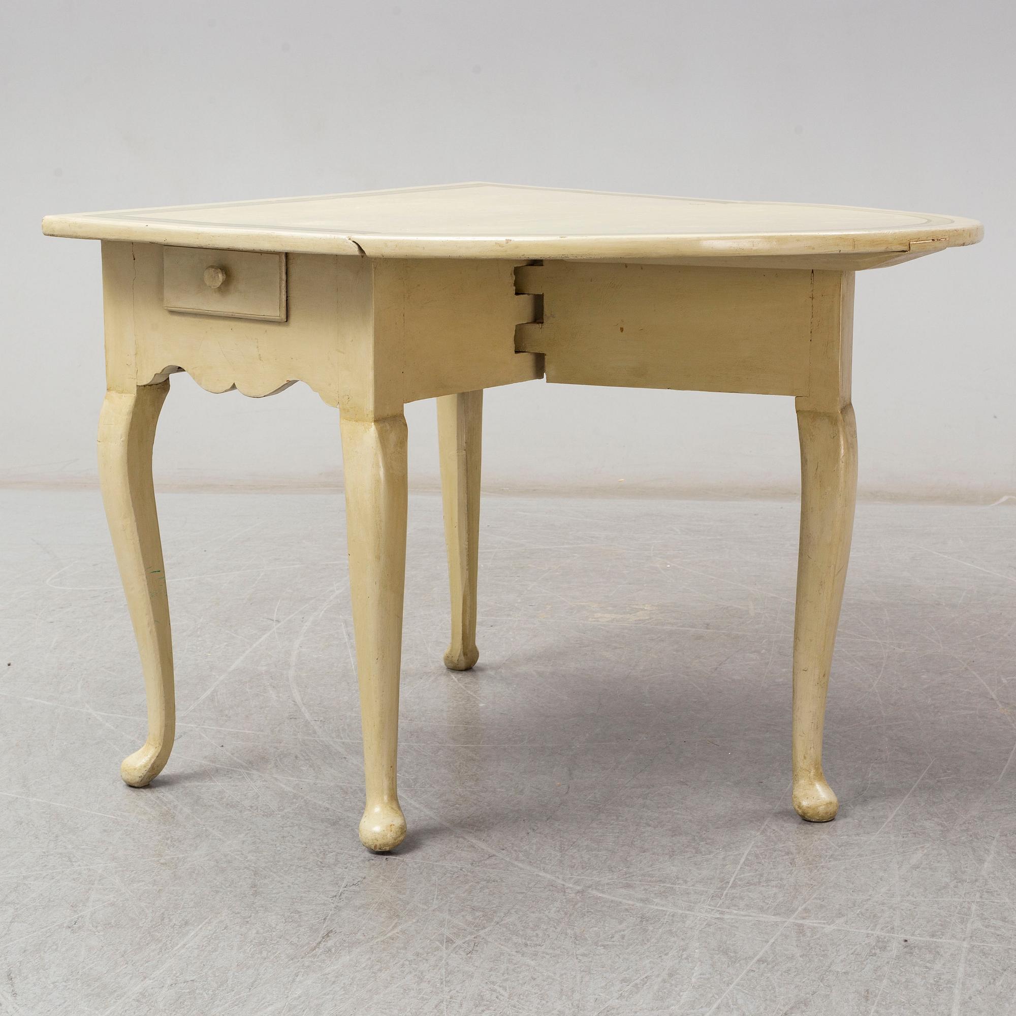 A late 18th or early 19th century gate leg table.