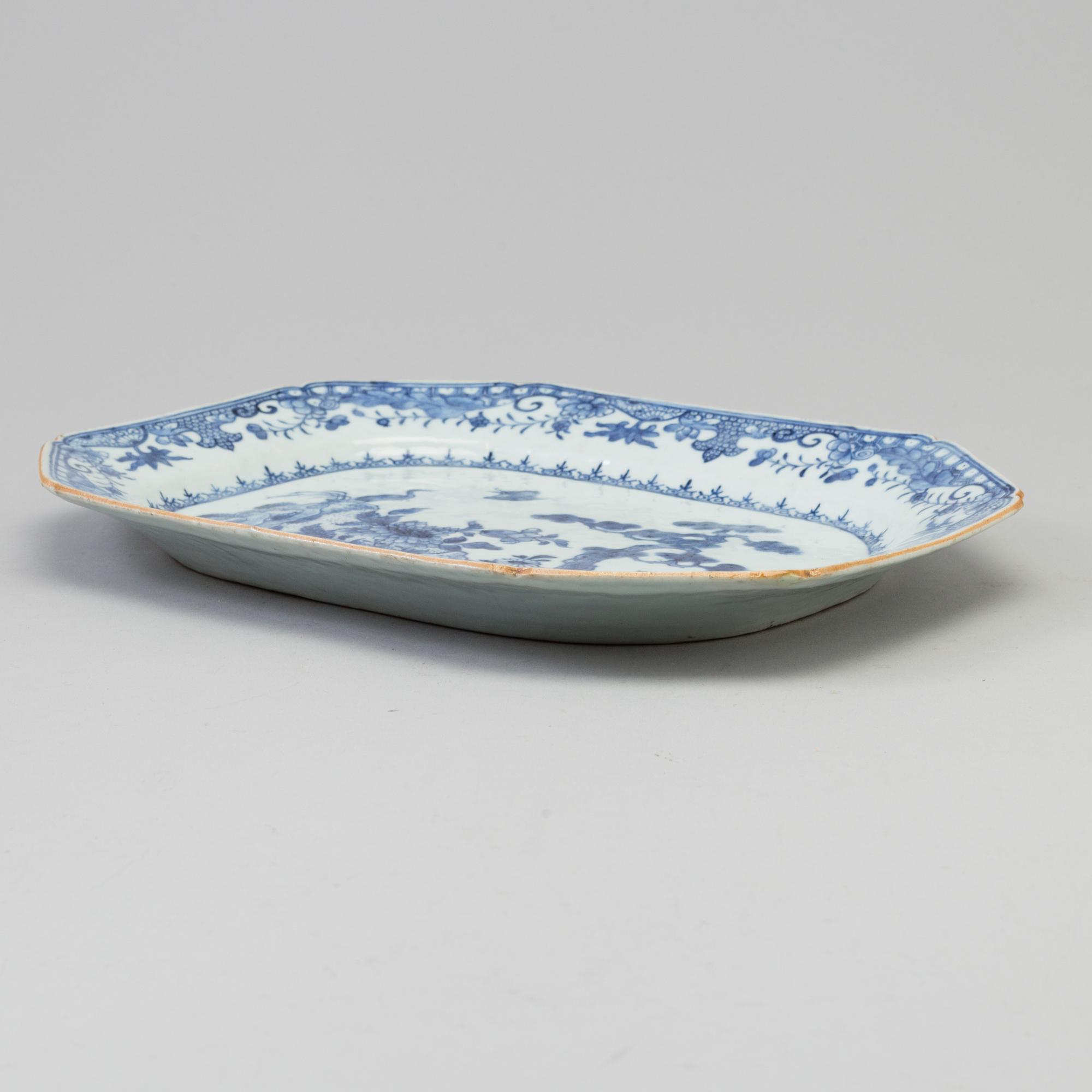 A blue and white serving dish, Qing dynasty, Qianlong (1736-95).