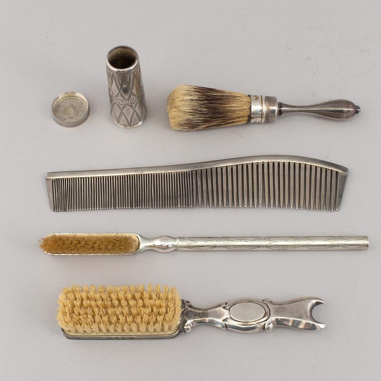 TOALETTARTIKLAR, fyra delar, silver, 1800-tal. Vikt ca 135 gram.