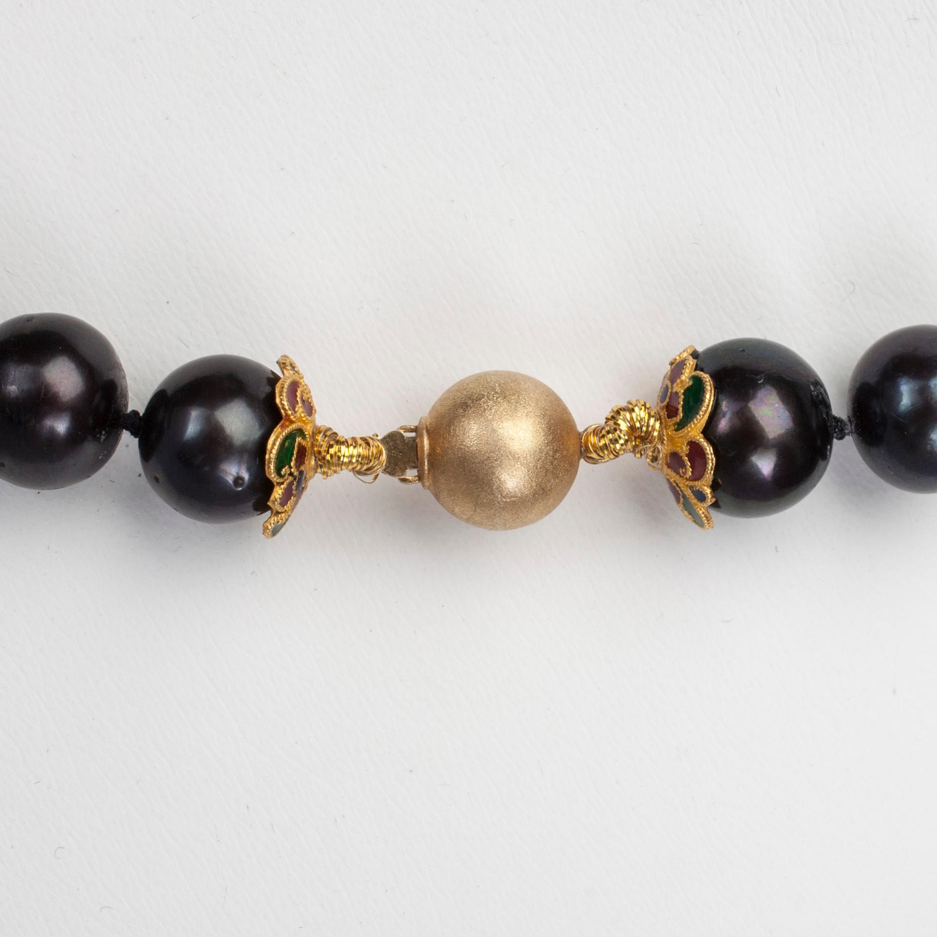 PÄRLCOLLIER, odlade lila/grön tonade pärlor, 14K guldlås med emaljdekor. Sekelskiftet 1900/2000-tal.