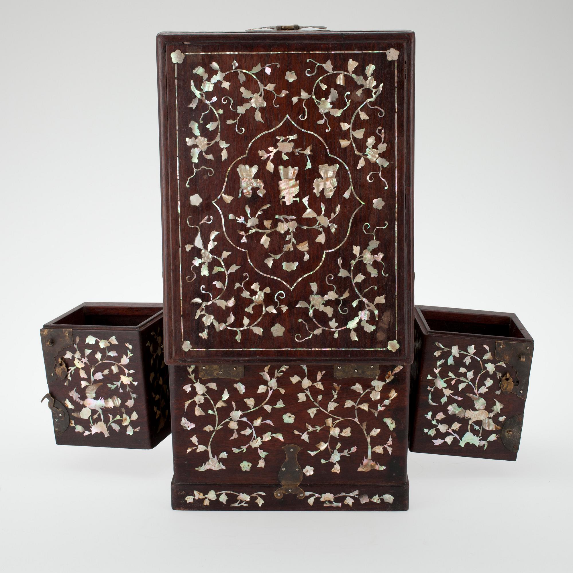 SKRIN, Kina, rosenträ med pärlemorinlägg, 1900-talets början.