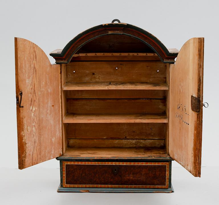 HÄNGSKÅP, allmoge, Fryksdalen, Värmland, 1800-talets första hälft.